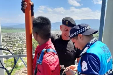 Policías intervinieron para salvar a un joven que intentaba arrojarse de una antena