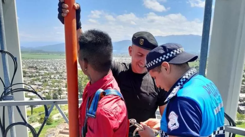 Policías intervinieron para salvar a un joven que intentaba arrojarse de una antena