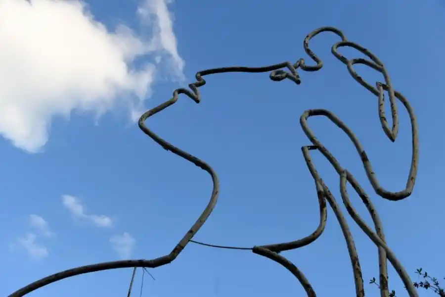 VENUS, ENTRE EL FOLLAJE. La diosa del amor tiene su estatua en el parque 9 de Julio.