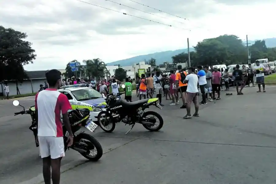 Cortaron la Perón porque no los dejaron jugar al fútbol