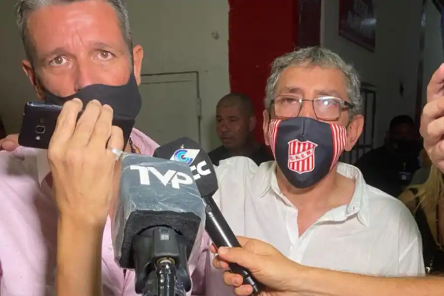 JUNTOS. Galina reconoció el triunfo de Moisello y lo felicitó en el estadio.