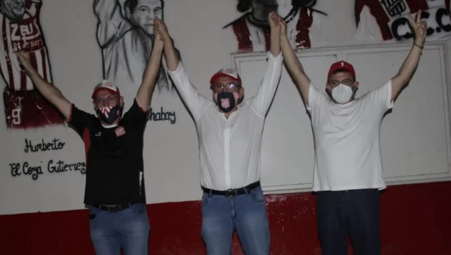 LA VICTORIA. Sogno, Moisello y Cisneros levantan las manos en La Ciudadela para celebrar el triunfo en las urnas.