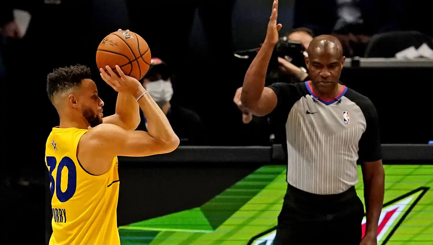 UN CLÁSICO. Curry consiguió su segundo concurso de triples en una emocionante definición contra Mike Conley (Utah Jazz).