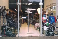 Rompieron la vidriera y se llevaron un importante botín de una bicicletería de Yerba Buena