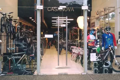 Rompieron la vidriera y se llevaron un importante botín de una bicicletería de Yerba Buena