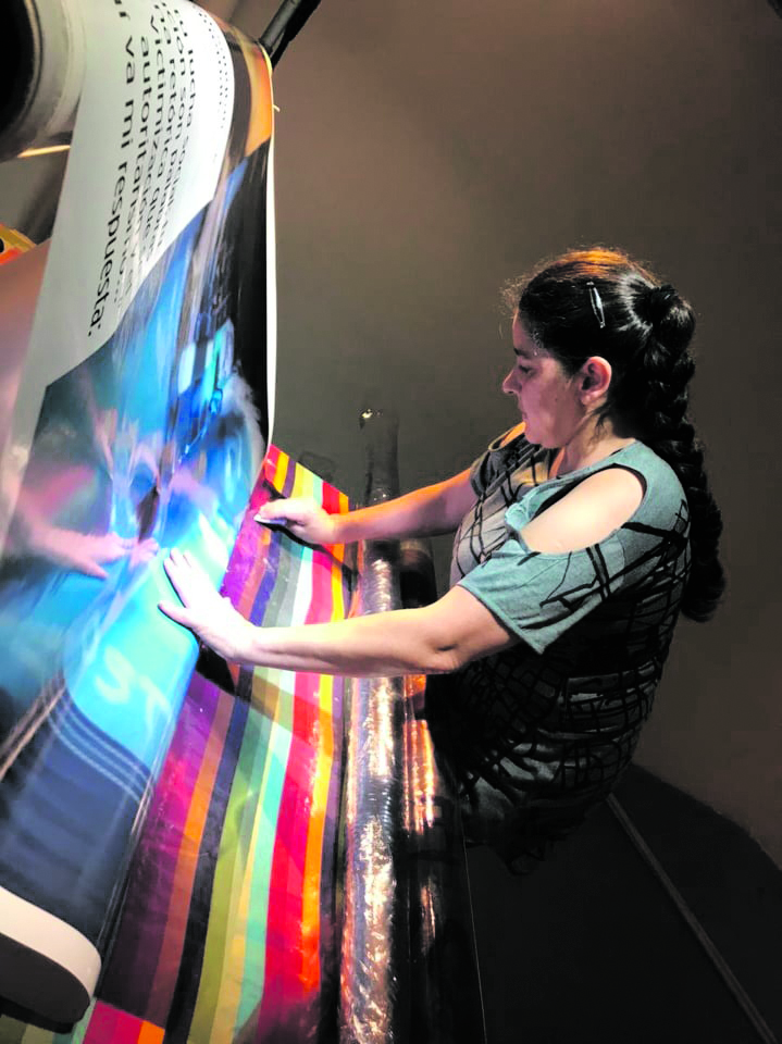 “CUERPOS QUE MIGRAN”. En plena acción, artistas del Grupo de Intervenciones de Tucumán (GIT) preparan los vinilos impresos.   