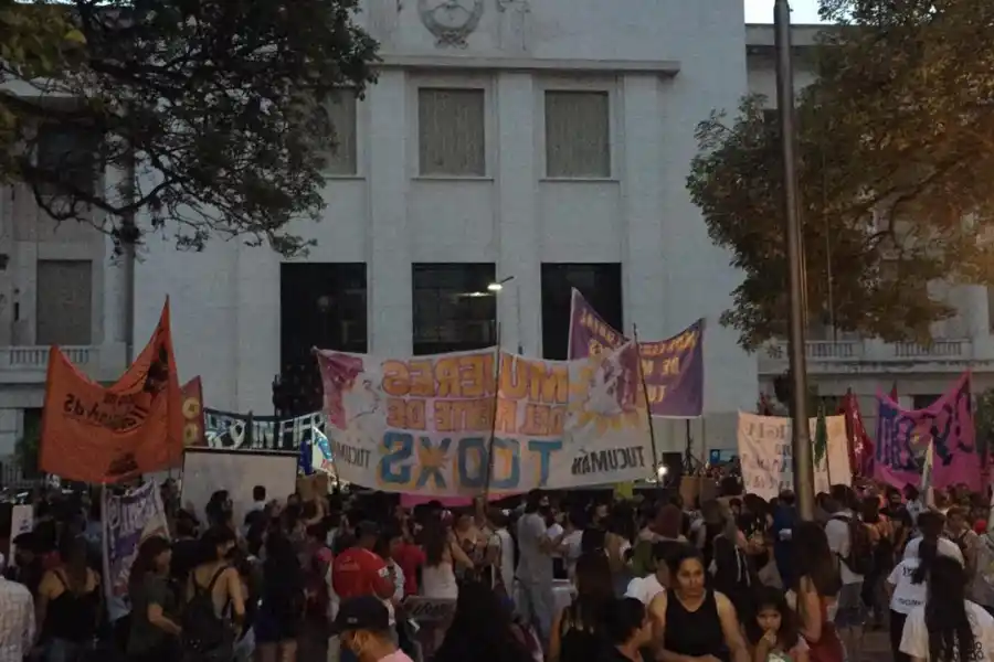 MASIVA. La movilización en Tucumán en el marco del 8M, en conmemoración del Día Internacional de la Mujer fue multitudinaria.