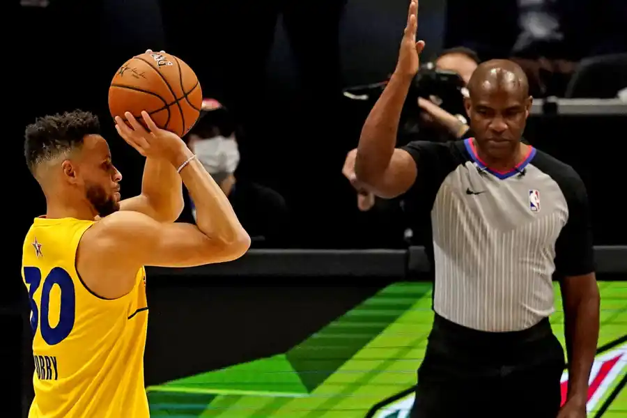 UN CLÁSICO. Curry consiguió su segundo concurso de triples en una emocionante definición contra Mike Conley (Utah Jazz).