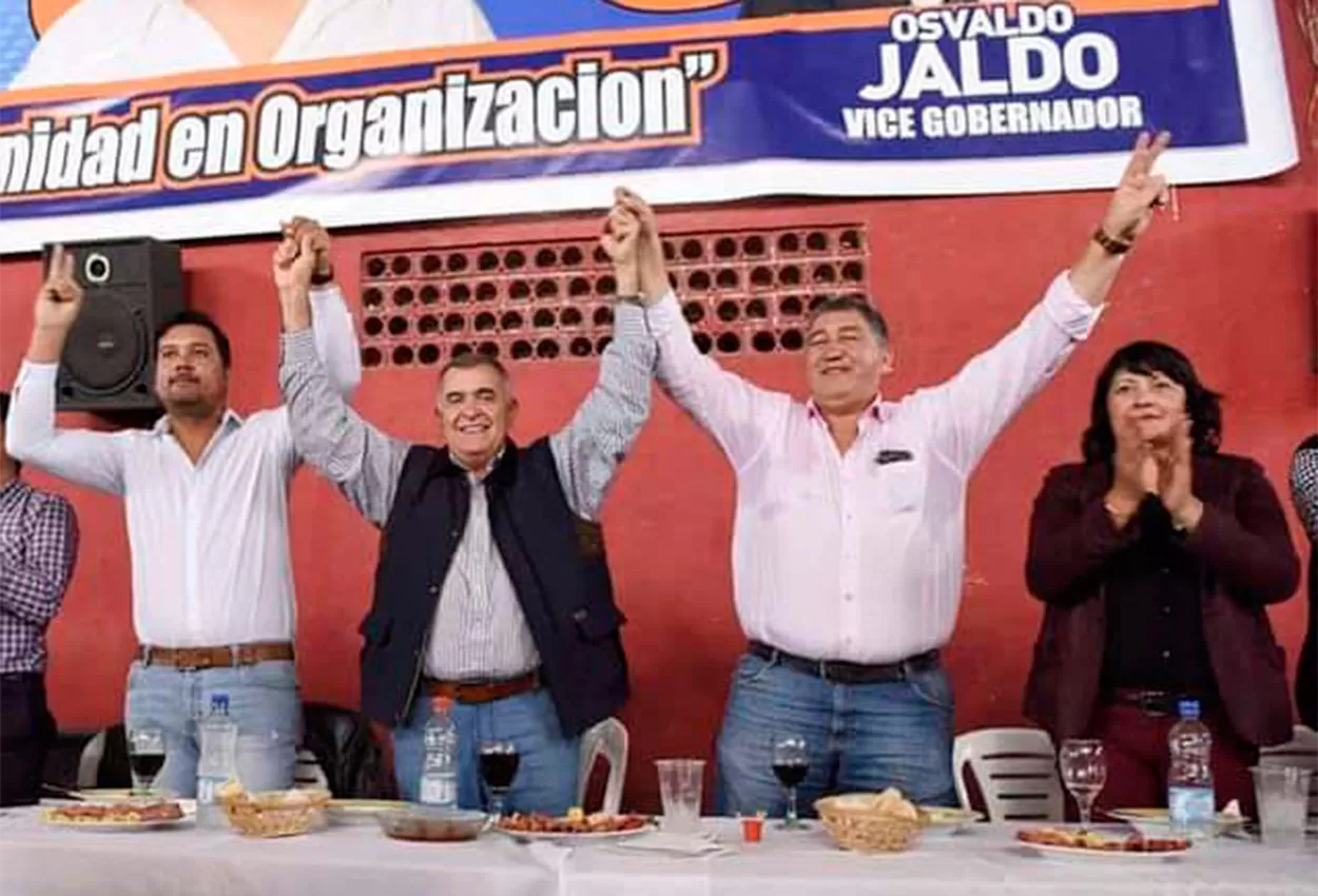 EN CAMPAÑA. Noemí Correa junto a Jaldo, a su hijo Pablo Alfaro (ahora legislador) y a su esposo Rolando Alfaro.