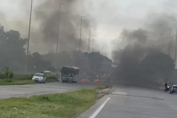 Con quema de cubiertas, cortan el tránsito en el acceso Norte