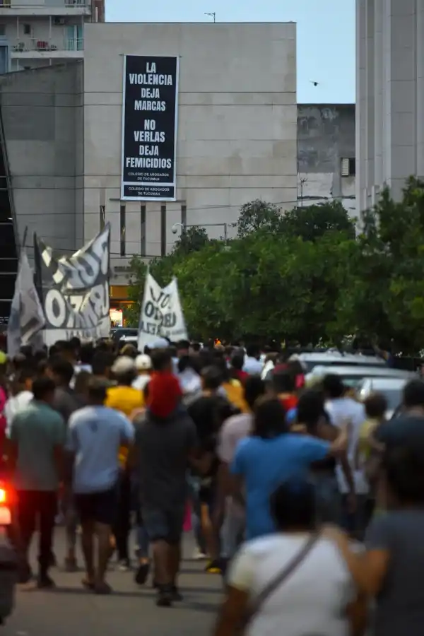 “LA VIOLENCIA DEJA MARCAS, NO VERLAS DEJA FEMICIDIOS”. El mensaje de una bandera plegada desde la terraza de un edificio.