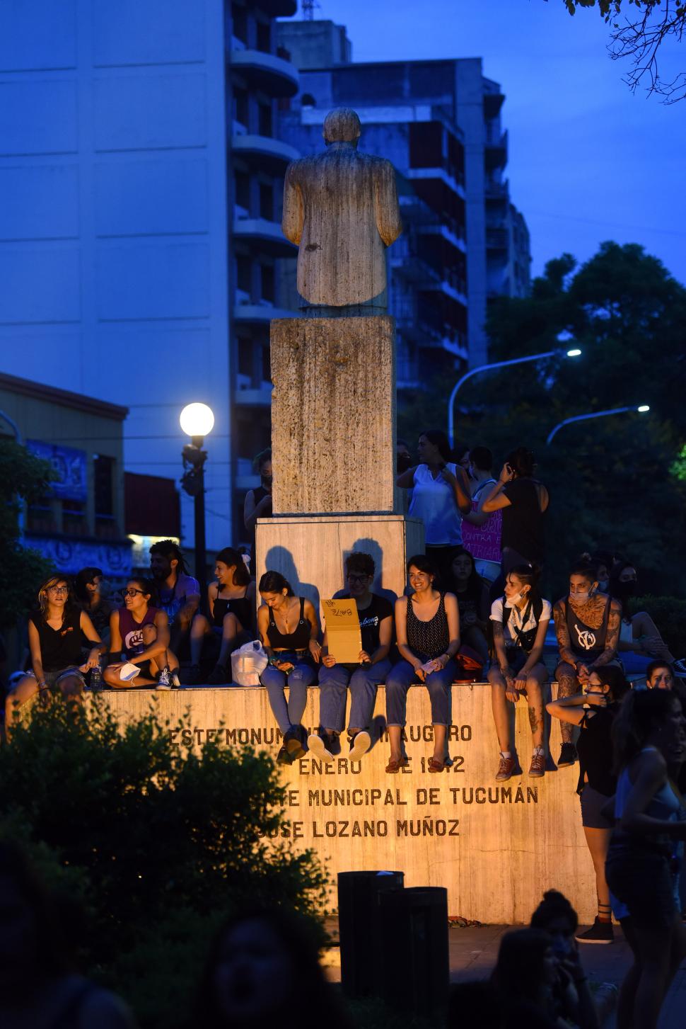 SOBRE EL MONUMENTO. La plaza Hipólito Yrigoyen, frente al Palacio de Justicia, fue el lugar donde concluyó la marcha. 