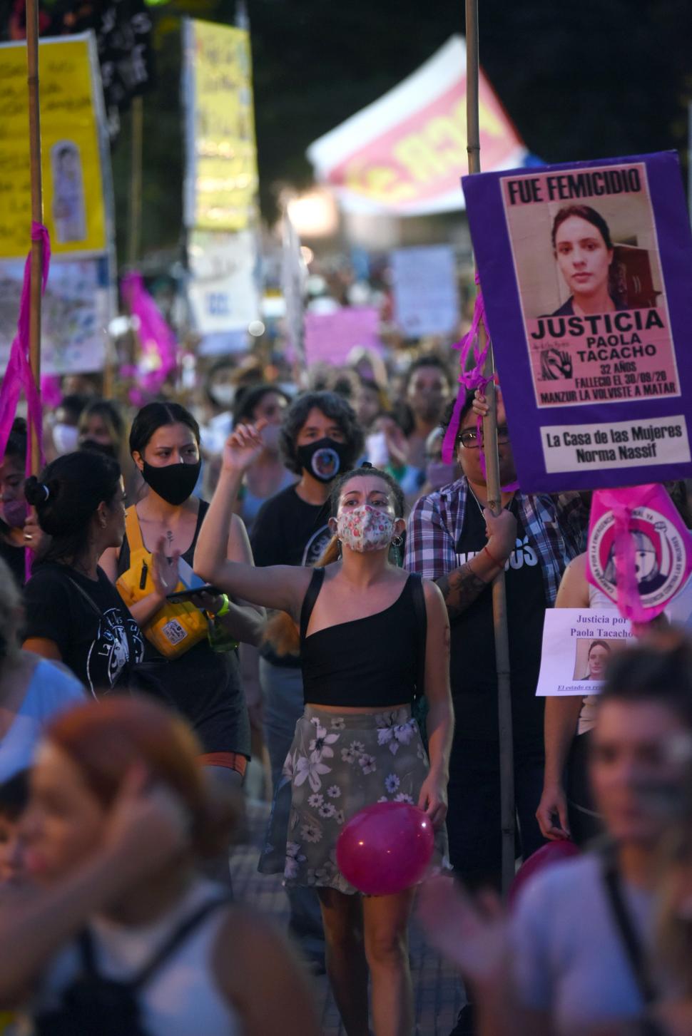 NO SE OLVIDA. Las manifestantes recordaron a Paola Tacacho y repudiaron que el Gobierno aceptara la renuncia del juez Francisco Pisa.