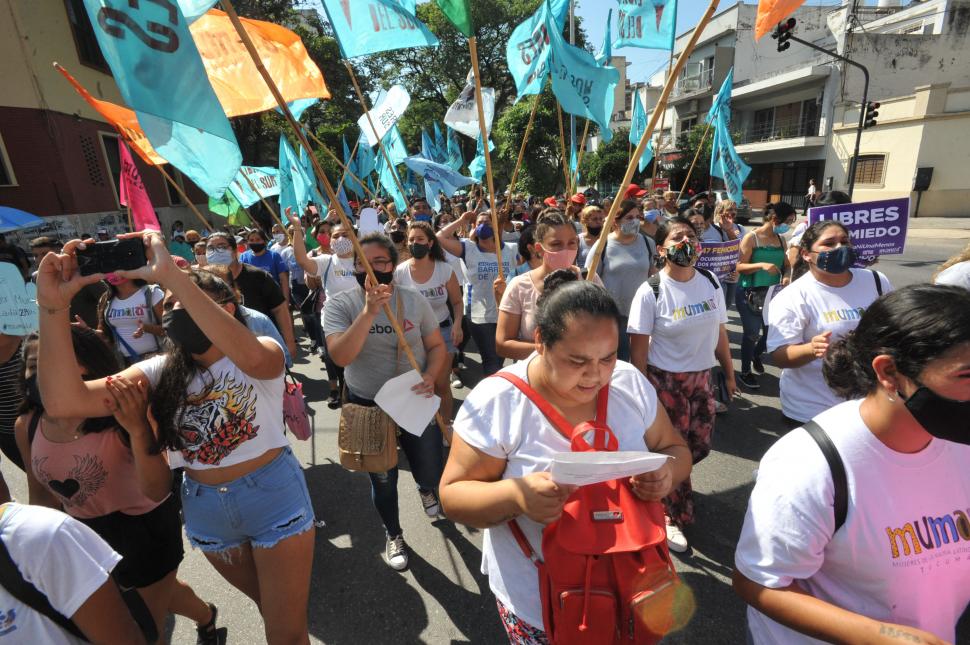 DESDE TEMPRANO. Mumalá y la agrupación Ni Una Menos marcharon a las 11 frente al Fuero Penal, en Sarmiento al 400. 