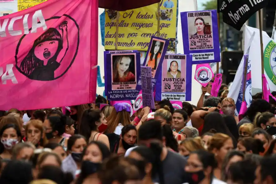 HOMENAJEADAS. Los rostros y los nombres de las víctimas de femicidio en la provincia se pusieron en alto. Se pidió Justicia por cada caso impune.  la gaceta / fotos de diego aráoz