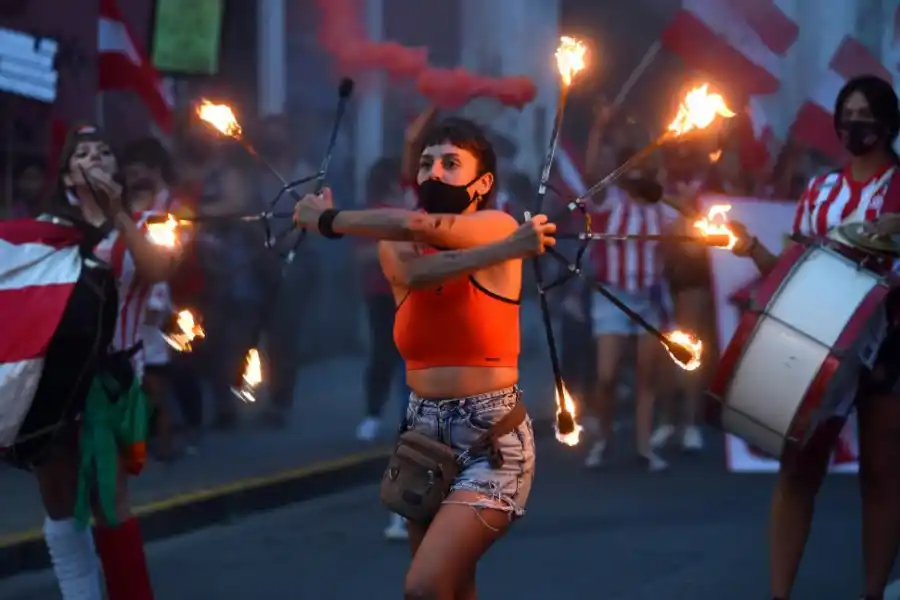 COMPARSA. Con fuegos, bengalas, bailes, bombos y redoblantes. Las luces y el ruido en la marcha El arte fue elemento presente durante la protesta la gaceta / foto de antonio ferroni