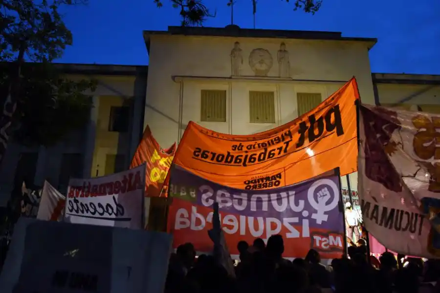  TODAS LAS BANDERAS. Frente a Tribunales, se pidió celeridad y respuestas efectivas a las causas de violencia de género. Se pidió además durante el día que se efectivice la aplicación de las leyes: Micaela y de Interrupción Voluntaria de Embarazo (IVE) en la provincia. 