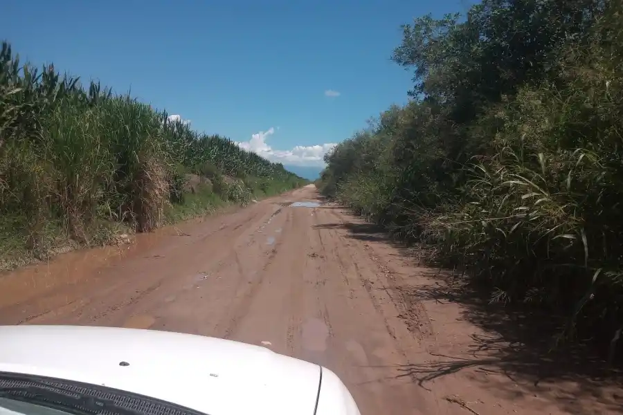 La ruta 334 se convierte en río cada vez que llueve