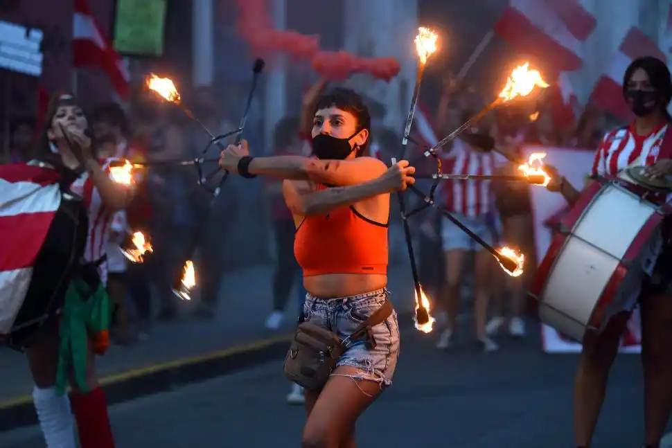 COMPARSA. Con fuegos, bengalas, bailes, bombos y redoblantes. Las luces y el ruido en la marcha El arte fue elemento presente durante la protesta la gaceta / foto de antonio ferroni
