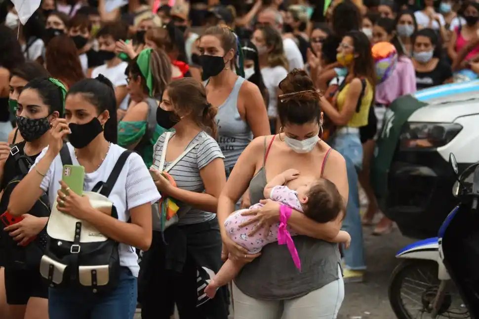 TODAS LAS EDADES. Una mamá amamanta a su hija durante la manifestación frente a Casa de Gobierno. Madres, abuelas y niñas dijeron presente para pedir igualdad y decir basta a los femicidios. 