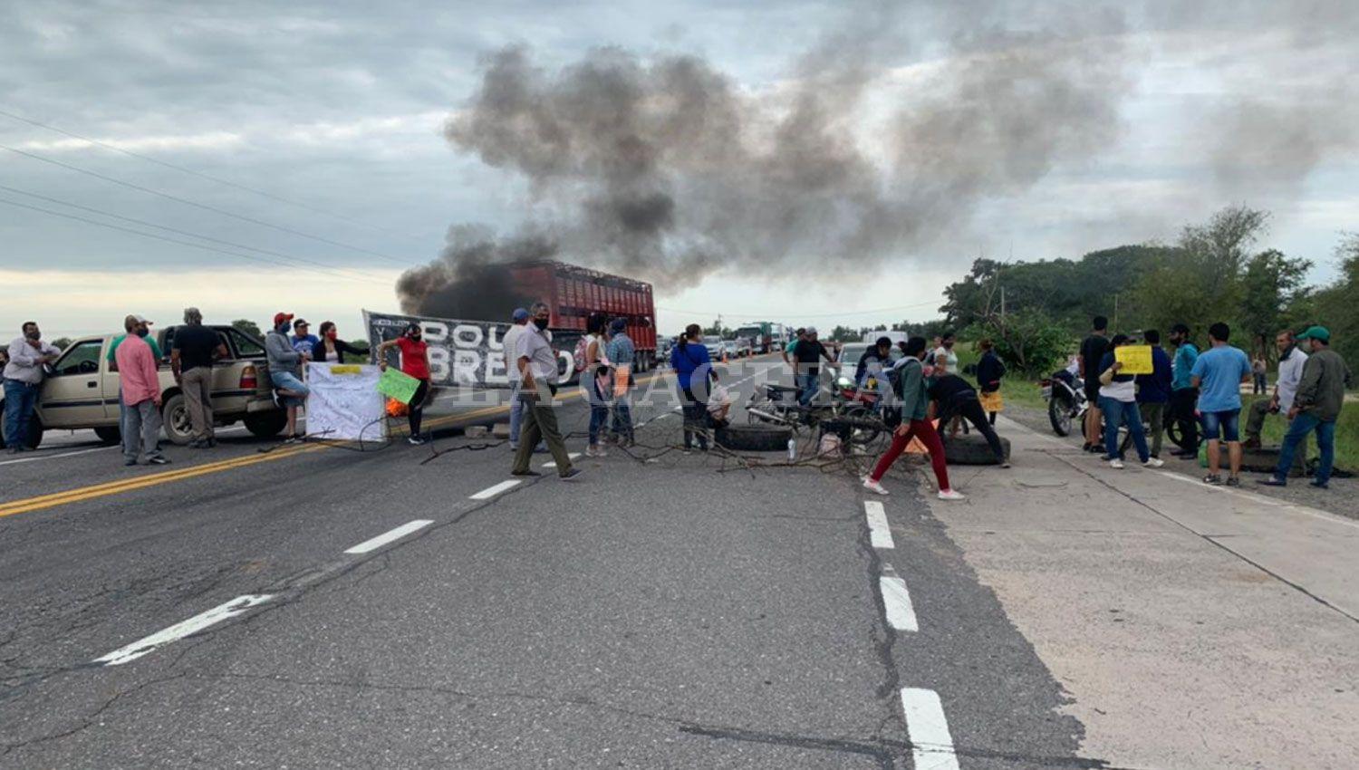 LARGA ESPERA. Los conductores no saben cuándo podrán llegar a destino. 