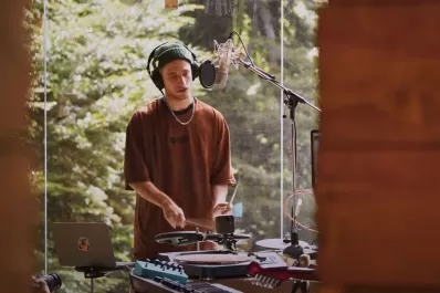 Wos sumó más de un millón de vistas en 24 horas de su set en vivo desde la Patagonia