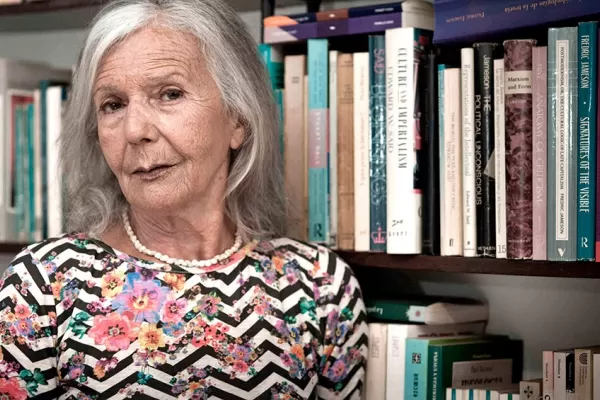 El director de editorial siglo XXI negó que se haya ofrecido a Sarlo vacunarse por debajo de la mesa