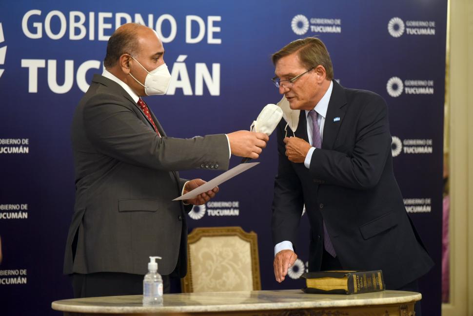 EN EL SALÓN BLANCO. El gobernador Juan Manzur toma el juramento al nuevo ministro de Desarrollo Productivo, Álvaro Simón Padrós.  la gaceta / foto de diego aráoz
