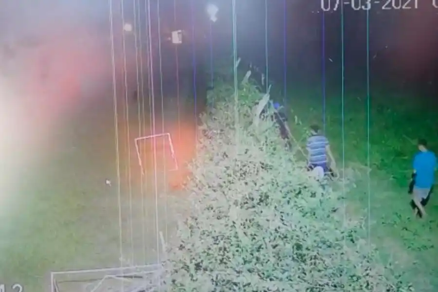 EN ACCIÓN. Menores esperan a la par de la cerca que les alcancen las bicis sustraída en el country Alto Verde I.  