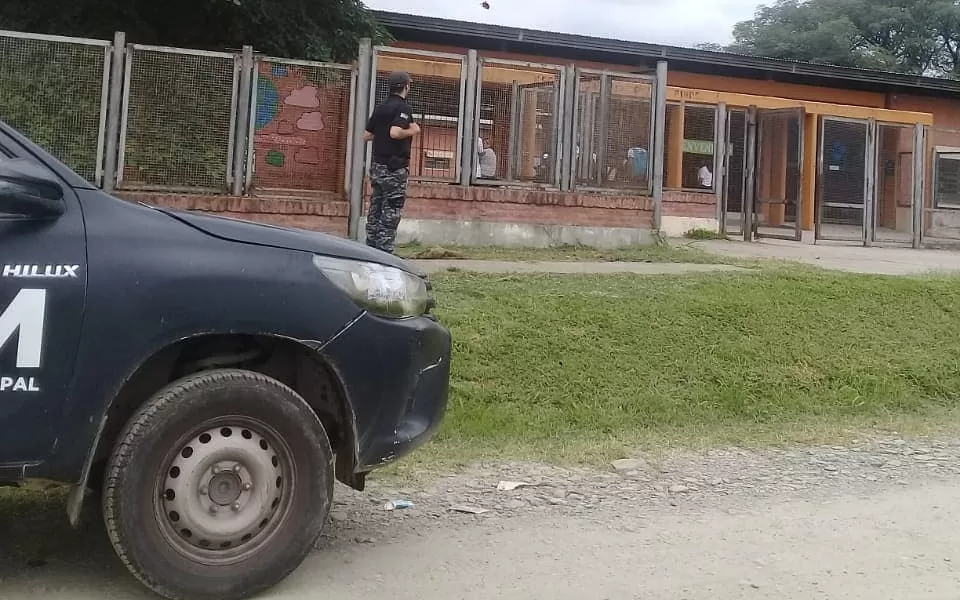 EFECTIVO DEL GUM, en Yerba Buena, fuera de una escuela. 