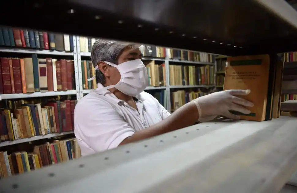 EN LOS ESTANTES. Hay publicaciones históricas que corrieron riesgo de perderse en el derrumbe.