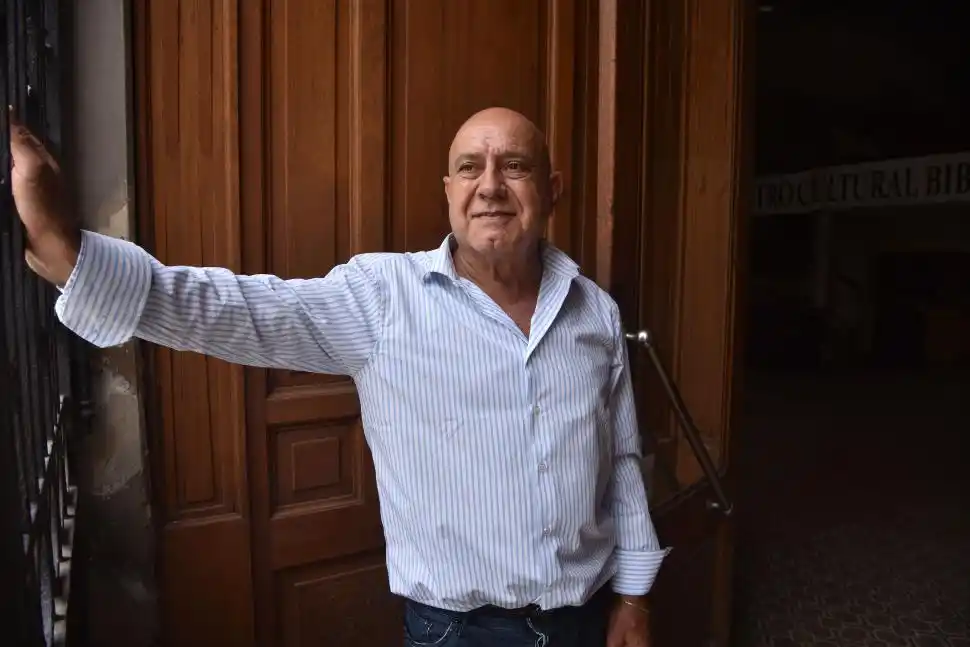 ENTUSIASTA. El director y actor Sebastián Olarte reabrió las salas teatrales.