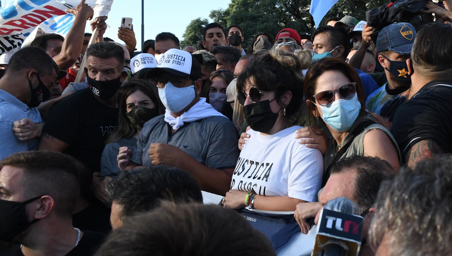 RECLAMO. Una masiva concentración en el obelisco exigió justicia por Maradona.