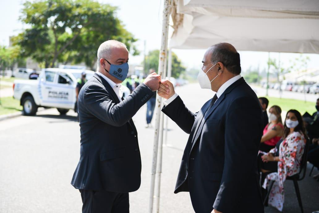 SALUDO. El intendente Noguera choca los puños con el gobernador Manzur. Foto: Comunicación Pública