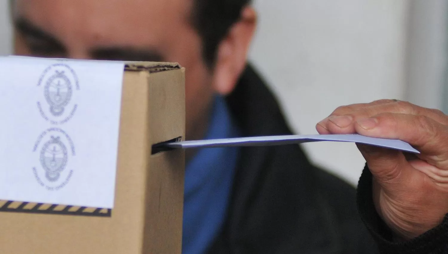 El Presidente derogará tres decretos de Macri que habilitaban el voto postal anticipado