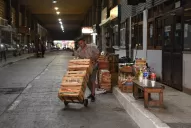 Con tristeza, los puesteros retiran la mercadería en un plan de evacuación de varios días