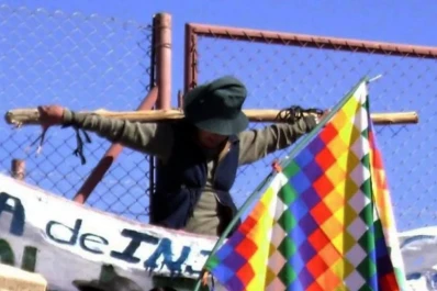 Jujuy: se crucificaron para exigir mejoras en el hospital