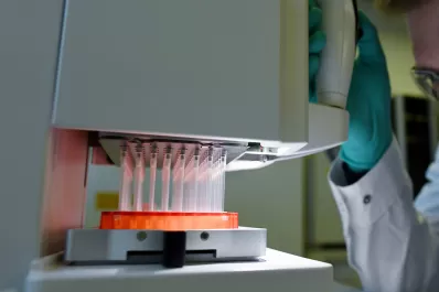 ¿Cómo funciona VIR-7831, el fármaco que reduce un 85% las muertes y las internaciones por covid-19?