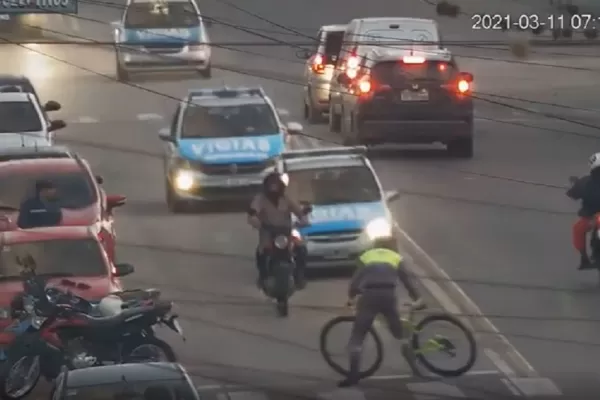 Video: la valiente maniobra de un bici-vigía bandeño para evitar la huida de un sospechoso