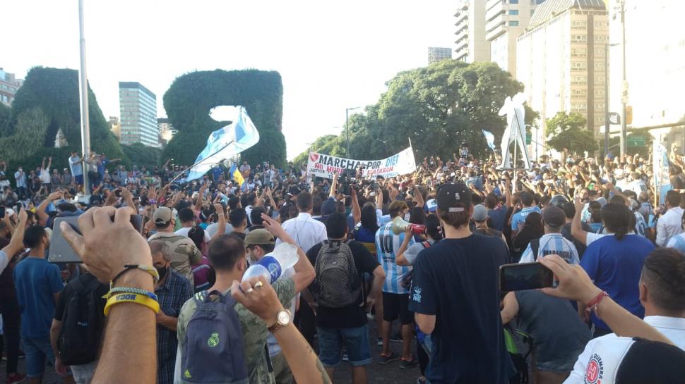 NO LO DEFRAUDARON. Miles de hinchas, se congregaron ayer en el Obelisco para pedir justicia por Diego Armando Maradona. Entre cánticos, banderas y lágrimas, exigieron una respuesta. twitter@am750-cadena3