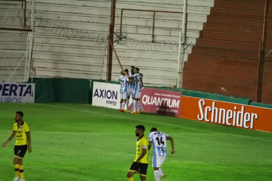 VOLVIÓ. Cristian Erbes regresó al equipo titular luego de la expulsión ante Huracán y aunque no lo exigieron mucho, el volante respondió siempre en el medio.
