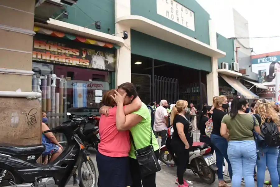 ANGUSTIA. Superadas por la impotencia, mucha gente lloró en la vereda.