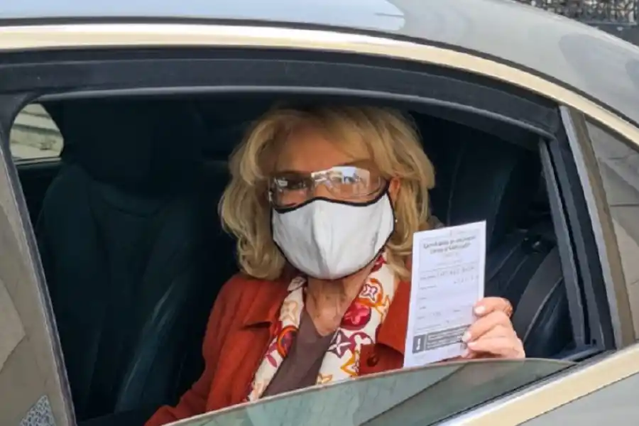 Mirtha Legrand sale del hospital, tras recibir una dosis de la vacuna. FOTO TWITTER, MIRTHA LEGRAND. 