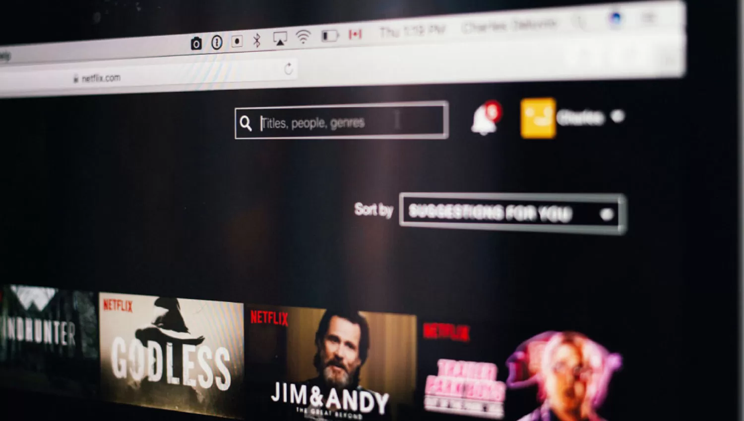 ¿PODRÁN? Netflix buscará limitar el número de dispositivos con un mismo usuario.
