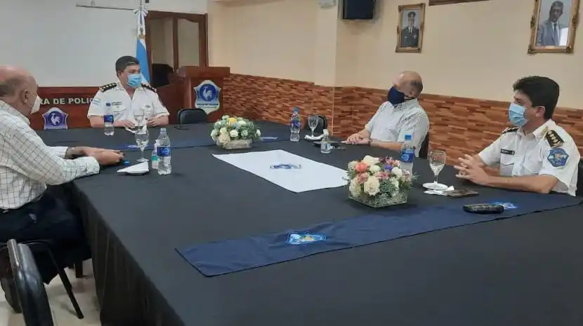 EN REUNIÓN. Funcionaros analizan la modernización del servicio de antecedentes personales. Foto: Comunicación Pública