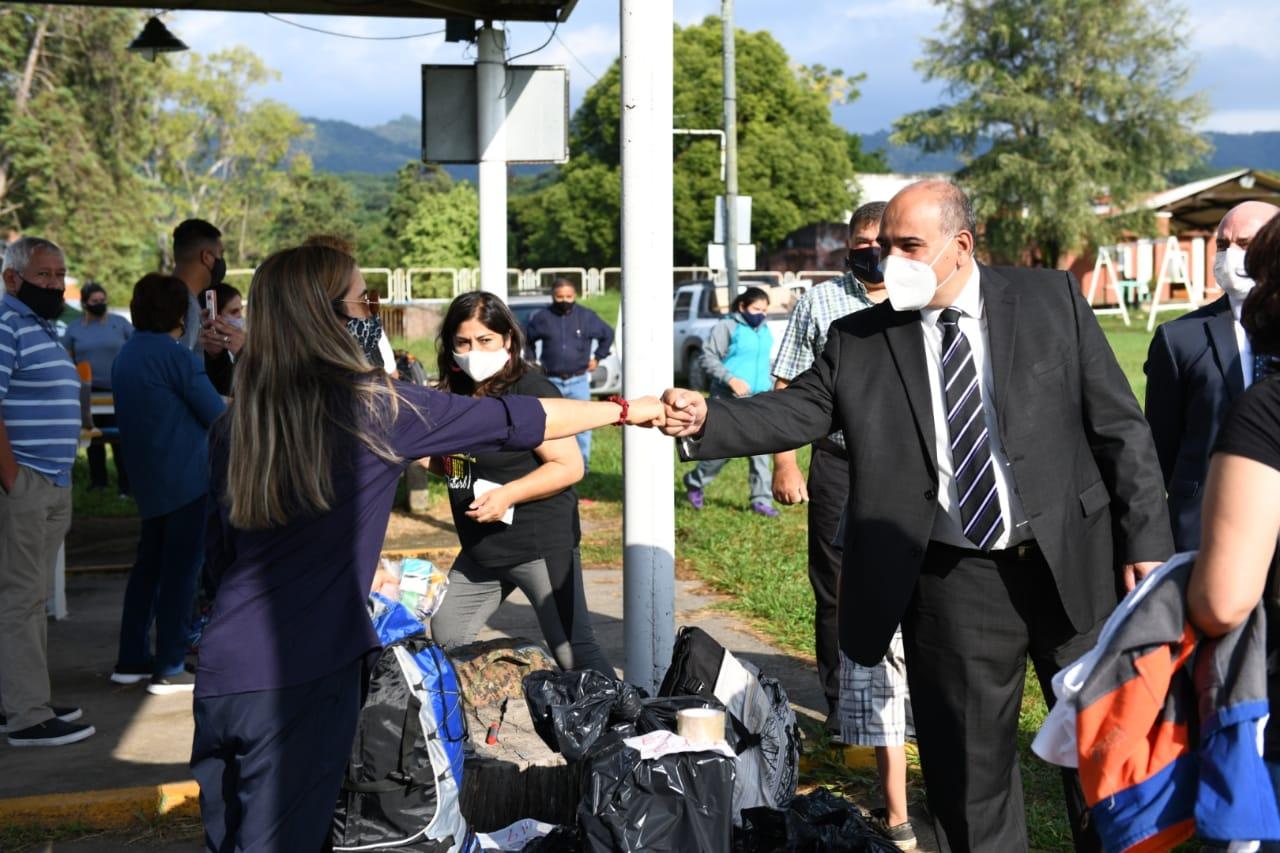 DESPEDIDA. El gobernador Manzur saluda a docentes. FOTO: COMUNICACIÓN PÚBLICA