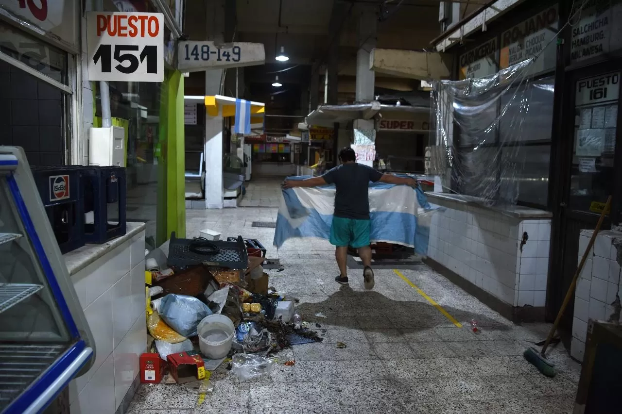 Desalojo del Mercado del Norte. Foto La Gaceta