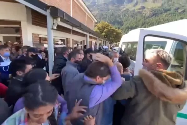 Detuvieron a cinco personas por el ataque a la combi del presidente Alberto Fernández