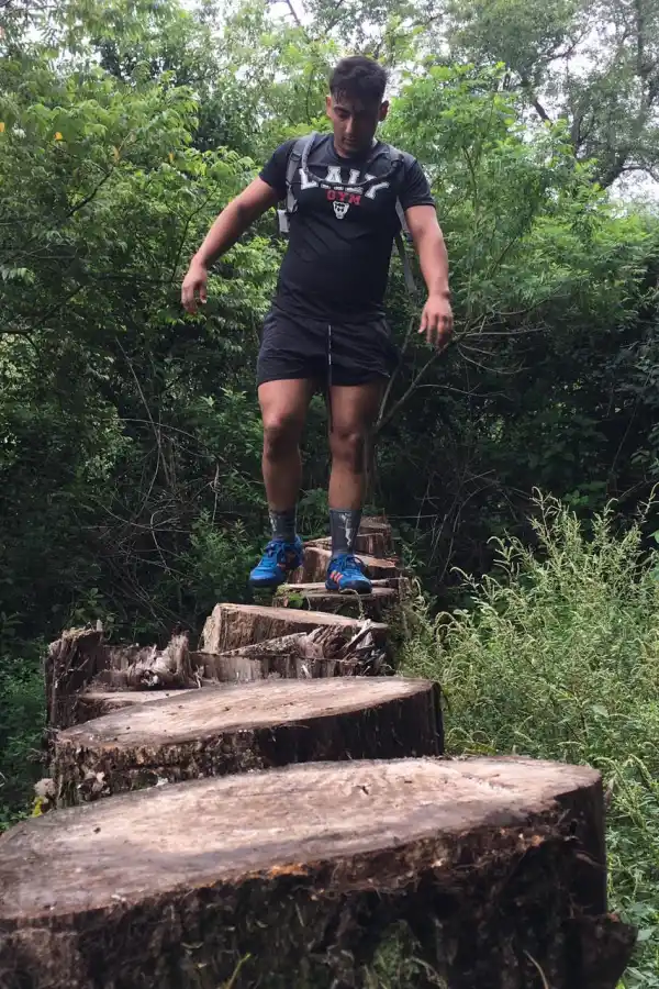 OBSTÁCULOS. Pasar caminando o corriendo por sobre troncos de árboles fue uno de los desafíos para los atletas.