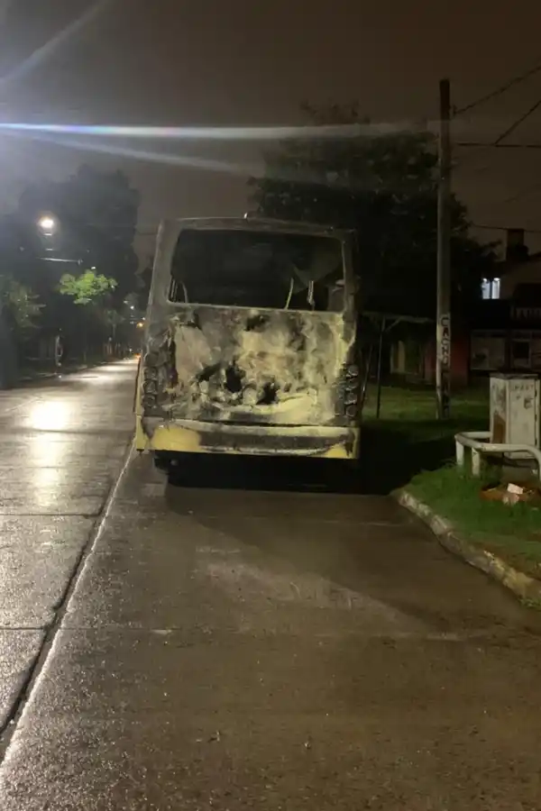 Al menos 15 colectivos de la Línea 7 se quemaron en un incendio